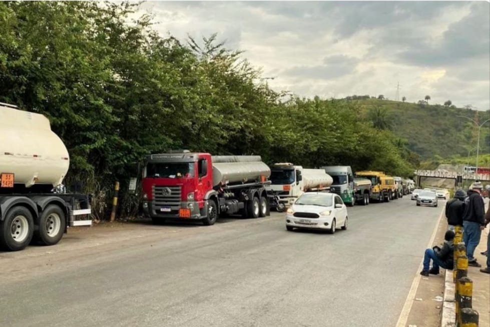 CAMINHONEIROS ENTRAM EM GREVE E PARALISAÇÃO PODE AFETAR ABASTECIMENTO DE COMBUSTÍVEIS EM MG